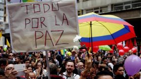 Colombia, immagine raffigurante il popolo colombiano manifestare per un processo di costruzione della pace