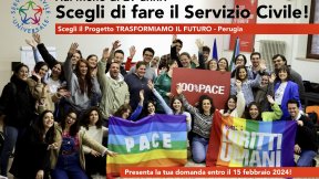 Foto di gruppo con bandiera della pace e diritti umani per sponsorizzare il progetto Trasformiamo il Futuro per il Servizio Civile Universale presso l'Agenzia della Pace, Perugia. 