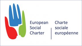 Il logo della Carta sociale europea su sfondo bianco, la stilizzazione di tre volti di profilo compone una mano.