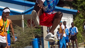 Un ragazzo haitiano durante la gara di salto in lungo nella giornata degli sport per la pace a Port-au-Prince. La giornata degli sport era stata organizzata dalla missione di stabilizzazione delle Nazioni Unite a Haiti (MINUSTAH) insieme con l'Ambasciata brasiliana e l'organizzazione non governativa Viva Rio. 