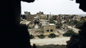Una suggestiva vista sulla città di Suez, osservata attraverso il buco in un muro appartenente ad un edificio distrutto durante i bombardamenti di fine anni '60.
