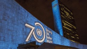 Nazioni Unite, 70° anniversario, Palazzo di vetro illuminato di azzurro Nazioni Unite