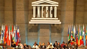 Tavolo dei relatori durante una sessione dell'Assemblea Generale dell'UNESCO nel 2003.