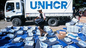 Un operatore dell'UNHCR prepara i kit da distribuire agli sfollati interni di rientro. Il kit si compone di un paio di lenzuola in plastica, una coperta, una tanica e del sapone.