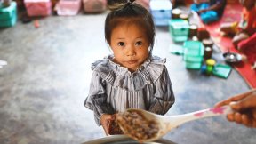I bambini delle scuole locali consumano i pasti in una scuola elementare nel distretto di Xay, nella Repubblica democratica popolare del Laos.
