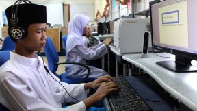 Un adolescente utilizza un software text-to-speech per far funzionare un computer in una scuola speciale di Kuala Lumpur, in Malesia.