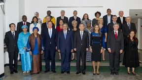 Il Segretario generale Ban Ki-moon (quarto da destra, prima riga) è ripreso in una foto di gruppo con i membri del Panel di alto livello per l'Agenda sullo sviluppo post-2015