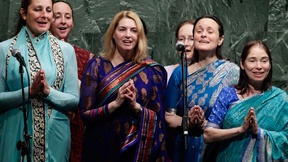 Le cantanti del gruppo Sri Chinmoy Peace Meditation alle Nazioni Unite. 