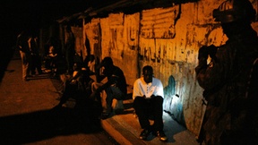 Un soldato delle Nazioni Unite brasiliano, sulla destra, partecipa in un pattugliamento notturno di Cité Soleil, quartiere povero vicino alla capitale di Haiti Port-au-Prince