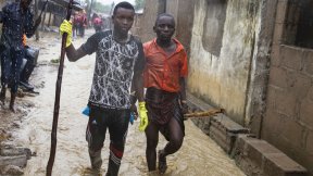 Due giovani uomini durante l'alluvione dell'area di Shababuri nel Pemba in Mozambico, dopo una forte pioggia (Aprile 2019). 