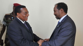 Augustine Mahiga, Rappresentante Speciale del Segretario Generale delle Nazioni Unite in Somalia (a destra) stringe la mano al il neo-eletto Presidente del Paese, Hassan Sheikh Mohamud.