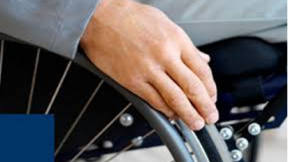 Dettagli della mano di una persona in sedia a rotelle