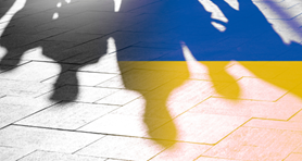 Una vignetta con delle ombre per metà nere e per metà con la bandiera ucraina (blu e giallo)