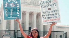 Un'attivista tiene un cartello contro la pena di morte fuori dall'edificio della Corte Suprema degli Stati Uniti a Washington, D.C.