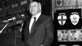 Altiero Spinelli pronuncia la Lectio Magistralis in occasione del conferimento della laurea honoris causa in Scienze politiche, 28 maggio 1982, Aula Magna Università di Padova. Al suo fianco il gonfalone dell'Ateneo Patavino, decorato Medaglia d'Oro al valore della Resistenza.