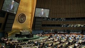 Ampia vista della Sala dell'Assemblea Generale delle Nazioni Unite, con due maxischermi ai lati del tavolo relatori, New York (USA)
