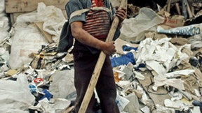 Bambino colombiano pulisce le strade della baraccopoli in cerca di materiali da rivendere