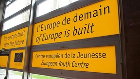 Insegne all'ingresso del Centro europeo per la gioventù, presso il Consiglio d'Europa, con la scritta "Qui si costruisce l'Europa di domani"