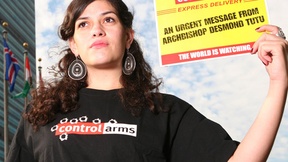 Attivisti della Campagna internazionale "Control Arms" di fronte alla sede delle Nazioni Unite, New York, 2009
