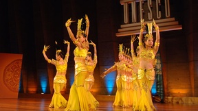 Gruppo di danzatrici cinesi durante un concerto per persone con disabilità tenutosi presso la sede dell'UNESCO a Parigi (Francia).

