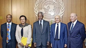Secretary-General Meets with International Commission of Inquiry on Darfur
From left to right: Dumisa Ntsebeza (South Africa), Therese Striggner Scott (Ghana), Secretary-General Kofi Annan, Antonio Cassese, Chairman of the Commission (Italy), and Mohamme