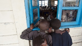 Bambini Congolesi guardano all'interno di un'aula