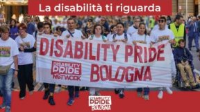 Foto di persone che portano lo striscione del disability pride di Bologna