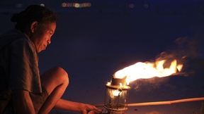 Donna di Timor Leste pesca al tramonto 