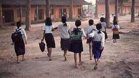 Alunne cambogiane si dirigono verso la scuola