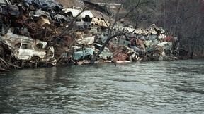 Delle macchine in disuso e impilate in un rottamaio, un'esempio dell'inquinamento ambientale negli Stati Uniti. Great Smokey Mountains (o Grandi Montagne Fumose), Carolina del Nord, 1 gennaio 1975.