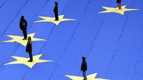 Particolare di una bandiera europea gigante, con un bambino posto sopra ciascuna delle dodici stelle, davanti alla sede del Consiglio d'Europa, 2005
