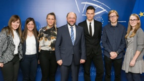 Martin Schulz, Presidente del Parlamento Europeo, e i vincitori del Premio Carlo Magno della gioventù 2014
