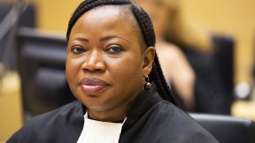 Il Procuratore della Corte penale internazionale presta giuramento nel corso della cerimonia di impegno solenne