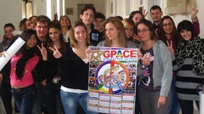 Giovani per la pace, foto di gruppo con il calendario 2011