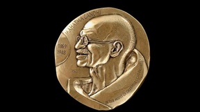 Medaglia commemorativa incisa da Yves Trémois ed emessa dall'UNESCO nel 1994 in occasione del 125° anniversario della nascita di Mahatma Ghandi (1869 - 1948), padre della Nazione indiana e propugnatore mondiale del concetto di non-violenza, pace e tolleranza. 