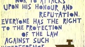 Poster con disegno e testo dell'art. 12 della Dichiarazione universale dei diritti umani.