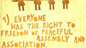 Poster con disegno e testo dell'art. 20 della Dichiarazione universale dei diritti umani.
