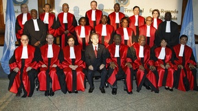 Il Segretario Generale delle Nazioni Unite posa per una foto di gruppo con i giudici del Tribunale Penale Internazionale per il Ruanda