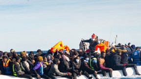 Migranti soccorsi al largo delle coste libiche in aprile dall'ONG SOS Méditerranée.