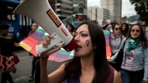Attivisti partecipano a una marcia contro la violenza di genere in Ecuador.