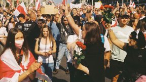 Manifestanti alla Marcia per la pace e l'indipendenza a Minsk, Bielorussia.