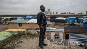 Un giovane migrante del Darfur aspetta di raggiungere l'Inghilterra da Calais, in Francia.
