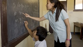 Insegnante nepalese di matematica con un alunno