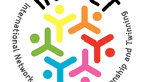 Logo di forma circolare con al centro il disegno di sei persone stilizzate in colori diversi, racchiuse dal nome del progetto che forma una circonferenza