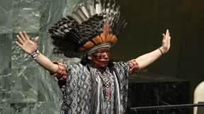 Nilson Tuwe Huni Kuĩ, un leader indigeno dell'Amazzonia Occidentale in Brasile, pronuncia un'invocazione nella Hall dell'Assemblea Generale ONU durante un evento speciale organizzato per la Settimana Mondiale dell'Armonia Interreligiosa (1-7 febbraio) 2017.