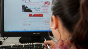 Una giovane donna lavora al computer in Tunisia. Una dichiarazione congiunta di esperti di diritti globali esorta gli Stati a riconoscere il diritto delle persone a utilizzare Internet come "condizione essenziale" per esprimere le proprie opinioni.