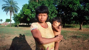 Donna indiana shavante con il suo bambino (1992)