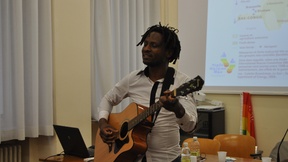 John Mpaliza canta "Hakuna Matata" al termine dell'incontro "Cellulari insanguinati", 16 aprile 2015.