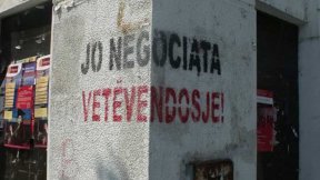 Graffiti su parete innegianti il movimento politico Vetevendoje, nella città di Pristina.