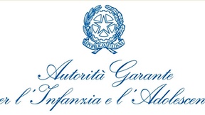 sfondo bianco, in alto simbolo della Repubblica italiana, al centro scritta blu "Autorità Garante per l'infanzia e l'adolescenza"